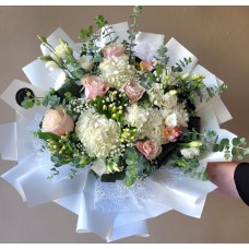 Buchet cu hortensia alba, trandafiri roz, lisiathus